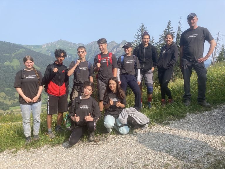 Schüler des Oberstufenzentrums Belp leisteten einen bergversetzer Einsatz auf der Alp Chrine in Gsteig (BE)