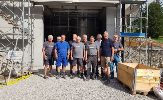 Die Kirchgemeinde Buchs-Rohr AG leistet einen Arbeitseinsatz am Schwarzsee
