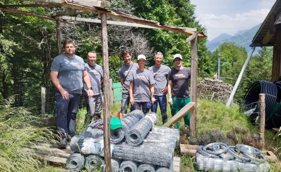 Six volontaires de La Vaudoise refont les clôtures pour protéger le troupeau de chèvres contre le loup