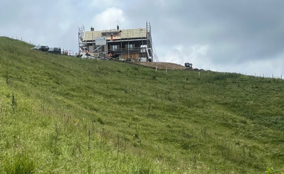 Les apprentis de JPF Holding SA rafraîchissent le Chalet du Ski-club