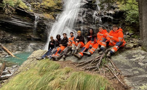 Lernende der Firma Gruner AG im Naturpark Val Calanca