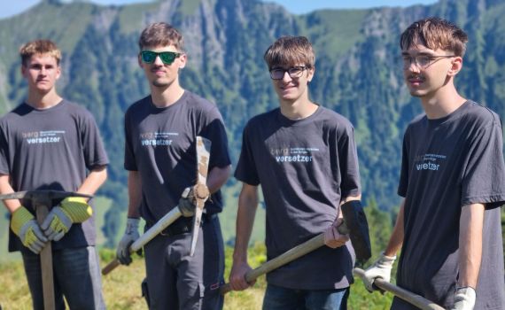 Lernende von Leister packen gemeinsam an für einen guten Zweck