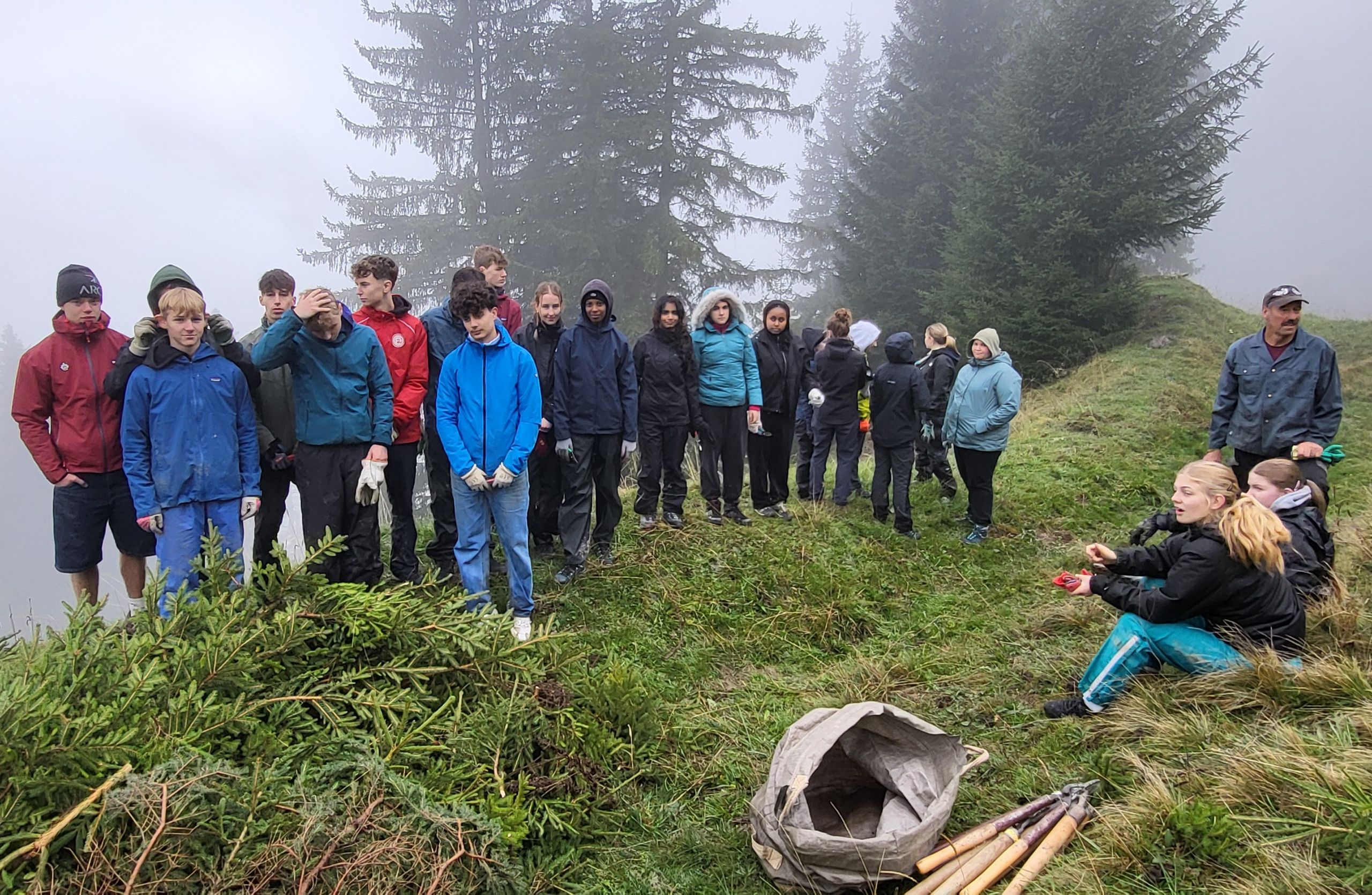 Eine Schulklasse beim «Schwenten» auf der Alp «Chrine»