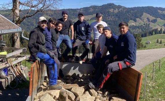 Die Lernenden der Reishauer AG im Einsatz in der Gemeinde Eriz (BE)