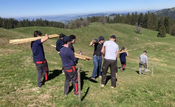 Die Lernenden der Reishauer AG im Einsatz in der Gemeinde Eriz (BE)