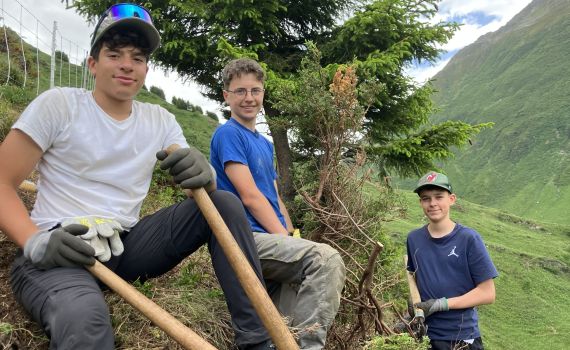 Schulklasse aus Wädenswil packt im  Unteralptal an
