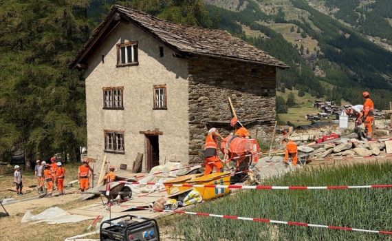 Implenia im Einsatz zum Erhalt einer alten Mühle in Saas Grund