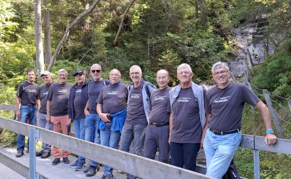 Denkmalgeschützte Alphütte hat ein neues Schindeldach erhalten